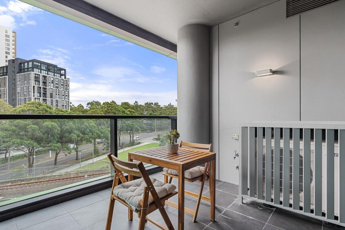 47op Elegant Parkview Abnb-style 2br Retreat With Free Parking Sydney
